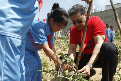 卡夫食品亞太區總裁布拉迪普?潘特（Pradeep Pant）和孩子們一起在卡夫希望廚房美味菜園里勞動