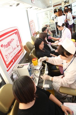 9米長的獻血車駛入達芙妮廠區，體檢合格員工在獻血中