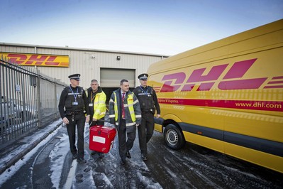 經過特別包裝處理的安全箱在嚴格的安保措施下離開格拉斯哥機場的DHL設施。