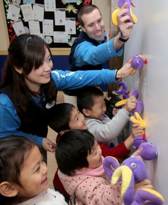 迪士尼英語小學員們沉浸在互動白板焰花游戲中，自信地用英文互動著. &copy;Disney English**(照片拍攝于迪士尼英語上海中山公園中心) 