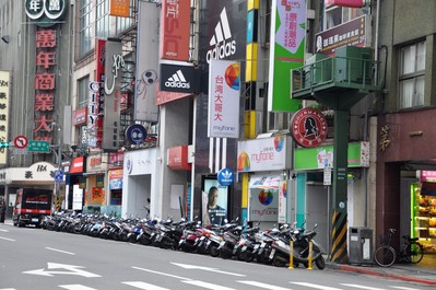 無論機車、轎車、自行車，無論多么狹窄的街道，都停得整齊劃一。