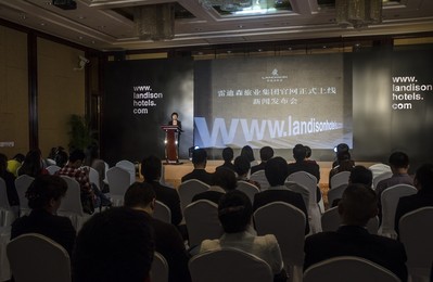 4月18日官網上線新聞發布會現場雷迪森旅業集團常務副總裁戚永平女士介紹集團概況 