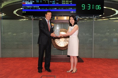 開元資產管理有限公司董事長兼非執行董事陳妙林先生(左)致送紀念品予香港交易所上市委員會委員徐閔女士。