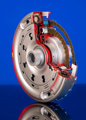 與上汽集團合作，提供DualTronic®控制模塊和帶扭力減振系統的離合器模塊