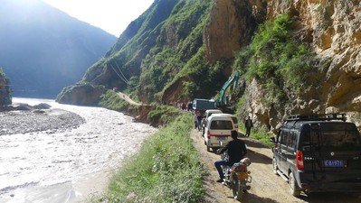 在甘肅面試李錦記希望廚師途中，遭遇地震造成的道路塌方