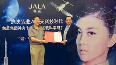 中國空間科學學會秘書長邱里（左）將伽藍集團此次航天搭載的公證書轉交給伽藍研發中心總監曹平（右）