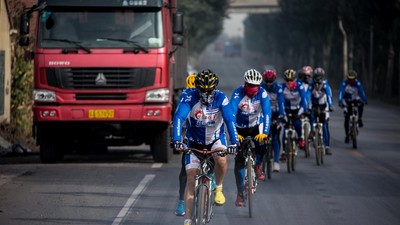 陳妙林（前）帶領開元的“騎士”們踏上征程。