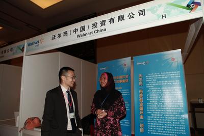 沃爾瑪全球采購辦可持續發展總監譚國隆在展會上與來自馬來西亞的女企業家代表交流