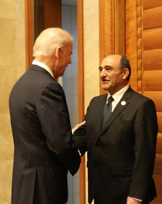 美國副總統拜登與華南美國商會會長哈利賽亞丁