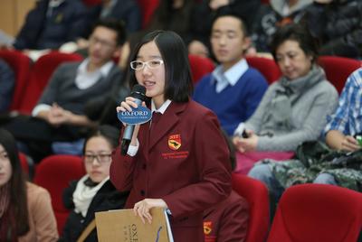 學生在牛津大學出版社主辦的“與牛津大學校長對話”活動現場向賀慕敦校長提問