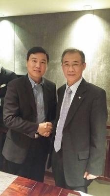 晶茂（中國）電影傳媒CEO兼搜狐暢游副總裁，暢游軟件事業部GM：劉潔（左）希杰希界維（上海）首席代表兼中國區總裁：韓廣熙（右）